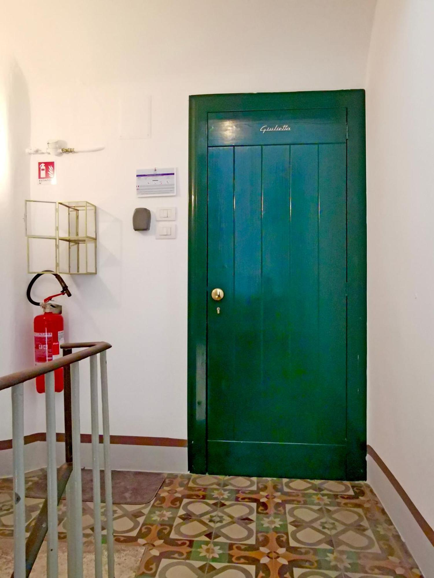 L'Officina Bed & Breakfast Бари Екстериор снимка